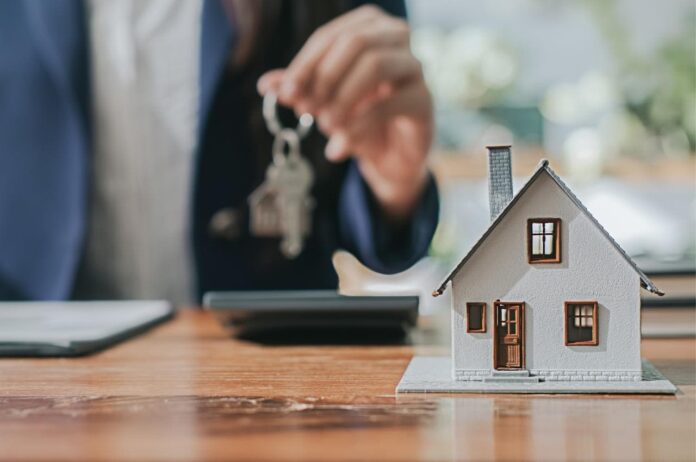 Ve necesaria ley regule bienes raíces y otorgue licencia