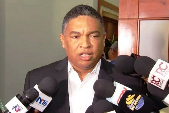 Yván Lorenzo emplaza a Abinader a convocar legislatura extraordinaria para tratar tema DNI