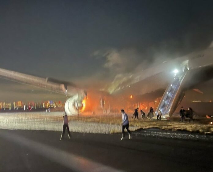 ¡Momentos de terror! Videos muestran la desesperación de pasajeros cuando avión se incendió