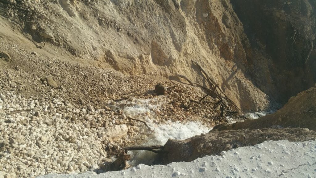 ¿Cual fue la causa del nuevo derrumbe en la carretera