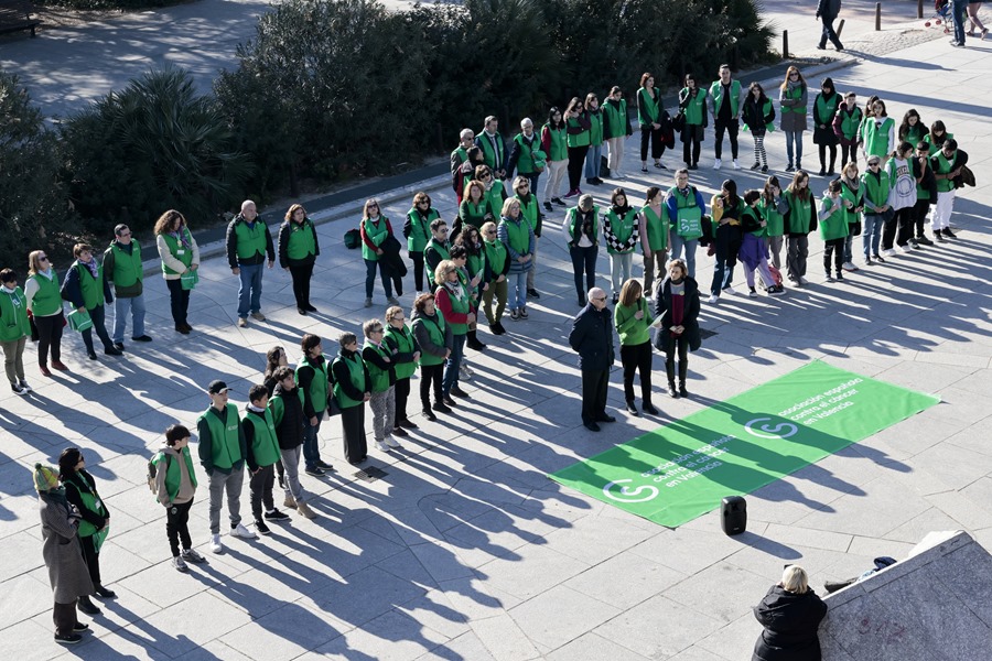 La Asociación Española Contra el Cáncer realiza un lazo humano, con motivo del Día Mundial Contra el Cáncer, en una imagen de archivo
