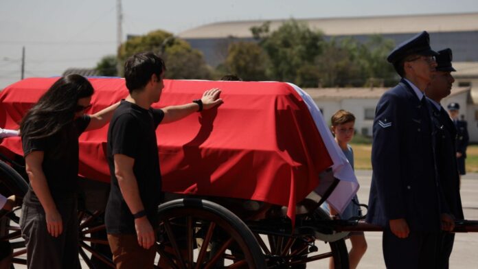 El féretro del expresidente Piñera llega a Santiago y es recibido con honores por Boric