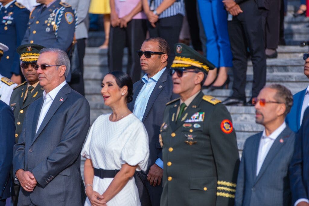 1708614909 358 Fotos Abinader y Raquel encabezan homenaje a la Bandera Nacional