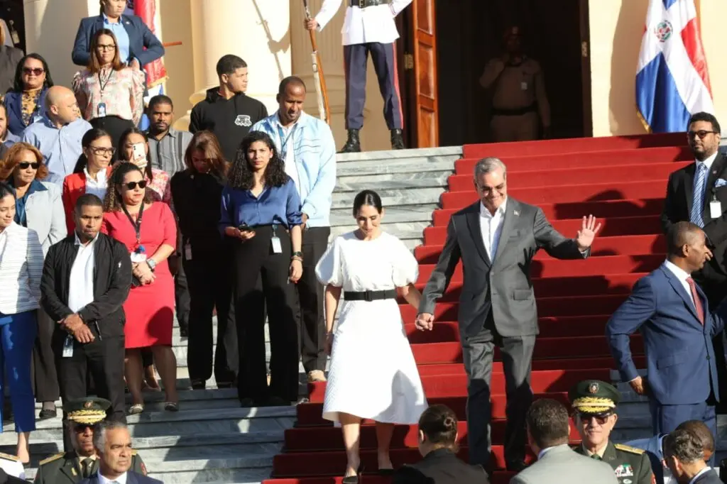 1708614909 786 Fotos Abinader y Raquel encabezan homenaje a la Bandera Nacional