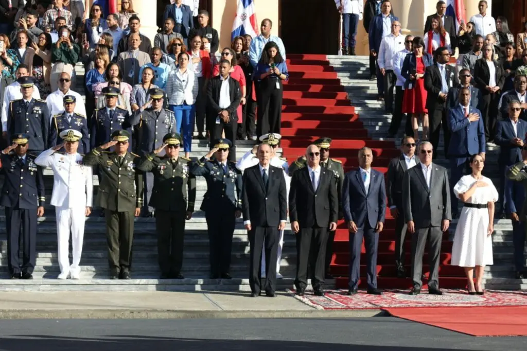 1708614909 886 Fotos Abinader y Raquel encabezan homenaje a la Bandera Nacional