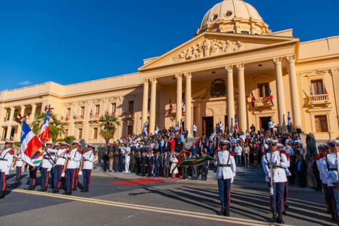 Fotos: Abinader y Raquel encabezan homenaje a la Bandera Nacional