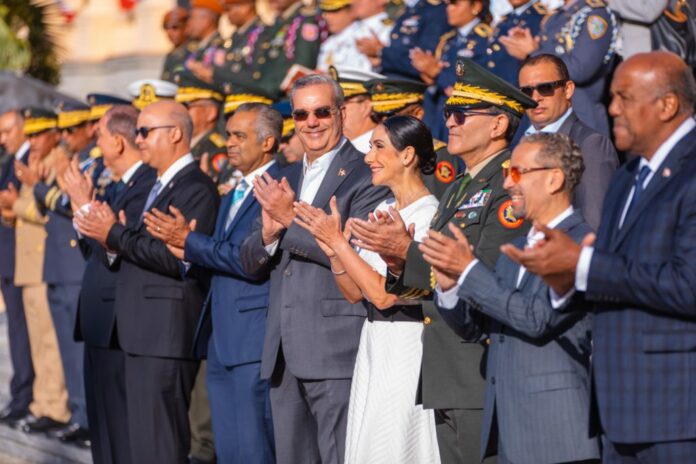 Presidente Abinader encabeza acto de homenaje a la Bandera Nacional