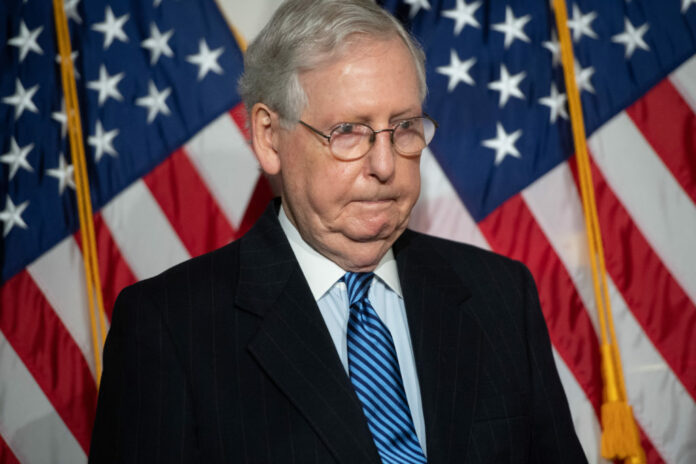 El líder republicano en el Senado, Mitch McConnell, dejará su puesto