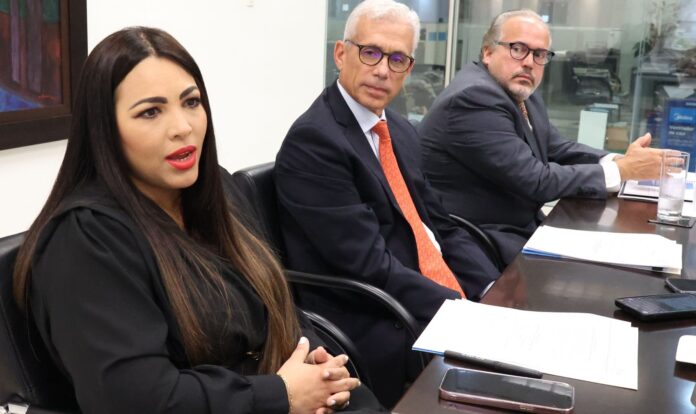 Empresas extranjeras invierten y reivierten más de US$30,000 millones