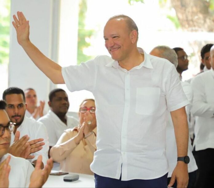 En Santiago, Ulises Rodríguez va a la delantera en el primer boletín