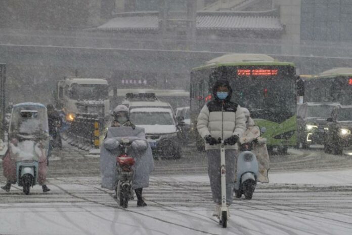 Intensa nevada para el tráfico, cancela clases y deja un muerto en China