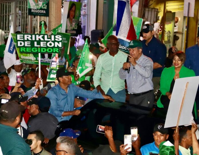 Leonel denuncia que Gobierno de Abinader reparte electrodomésticos y bonos para variar resultados electorales
