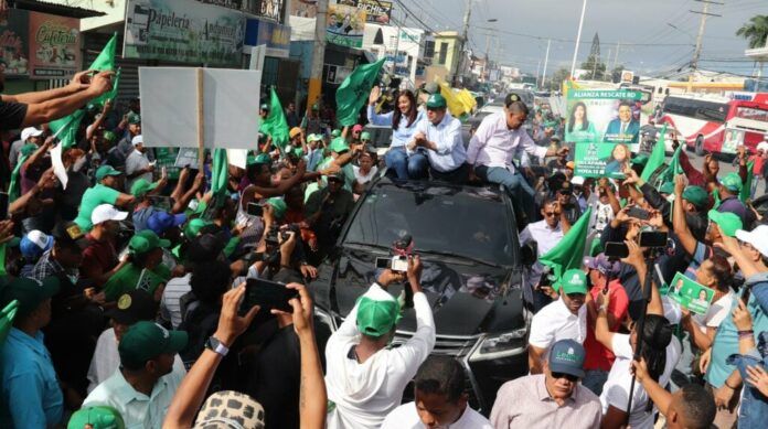 Leonel, también en las calles, apoyando a candidatos y aliados de la FP