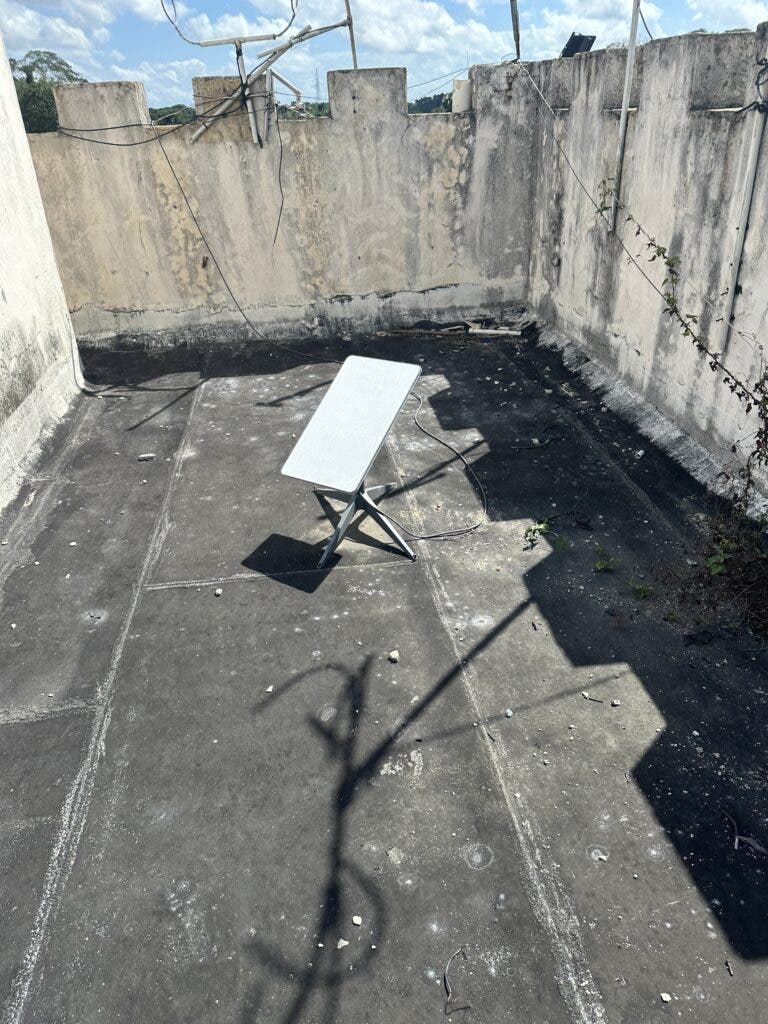 Presos de La Victoria tenian parabolas de internet Starlink y