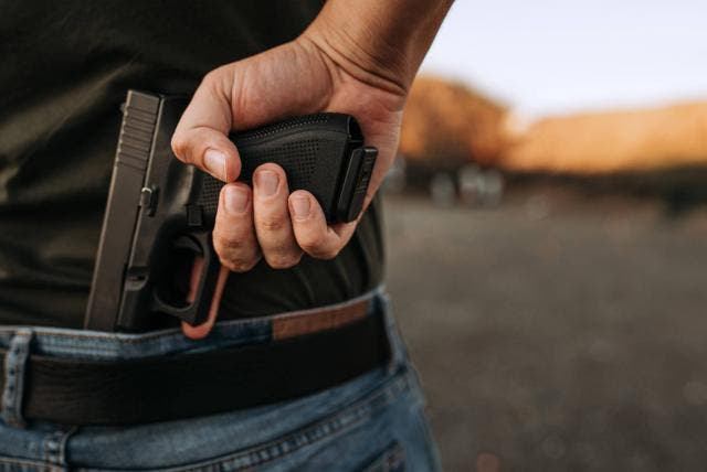 Tenencia de armas eleva riesgo de mujeres ser asesinadas en