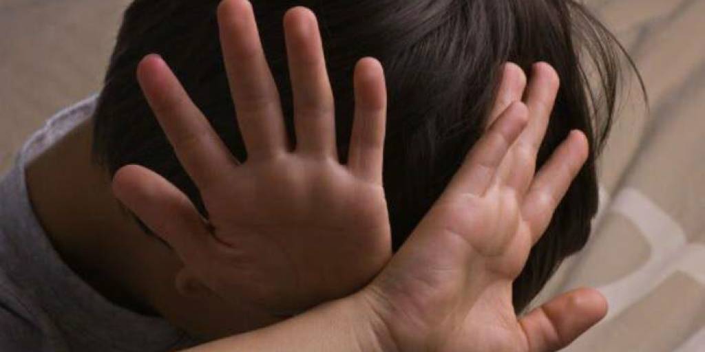 ¡En presencia de su madre Tia azotaba a nino con