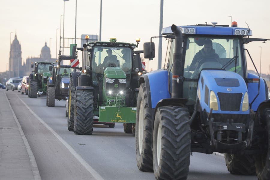 ¿Por que y contra quien protestan los agricultores en Europa