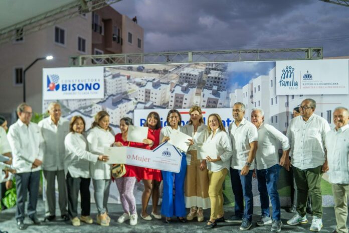 Raquel Peña encabeza entrega de 400 viviendas del Plan Familia Feliz en Manoguayabo