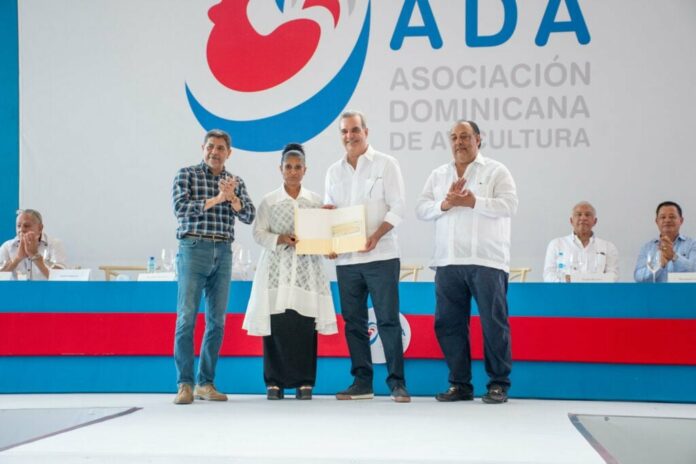 Abinader entrega subsidios por RD$250 millones a pequeños y medianos productores de huevos