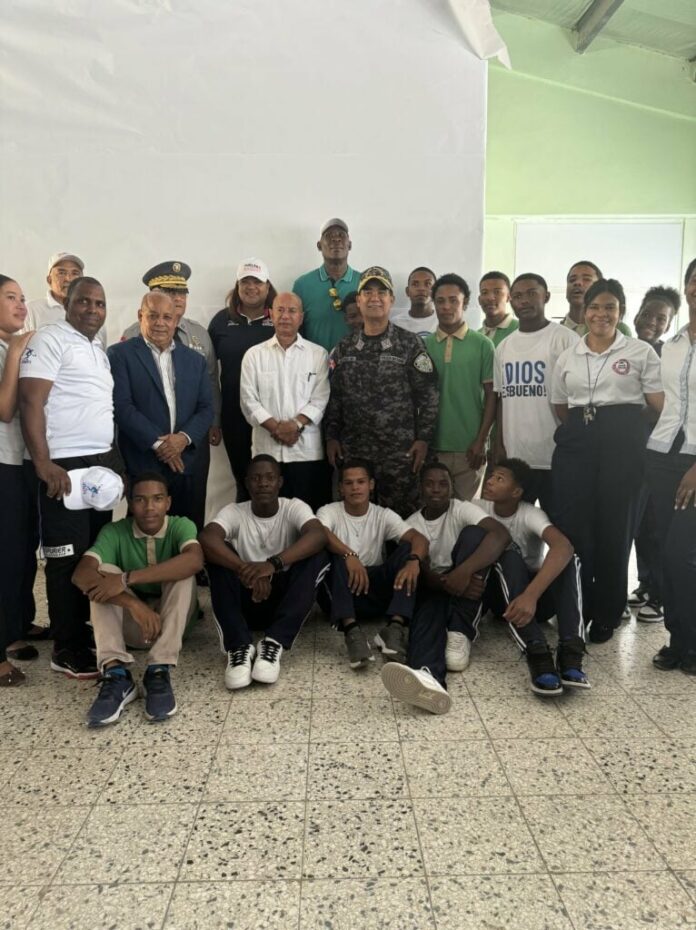 Inmortales del Deporte llevan charla “De Vuelta al Barrio” en La Romana