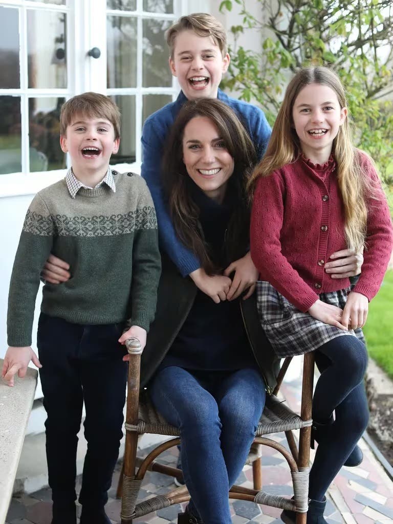Kate Middleton es vista en publico con aspecto feliz y