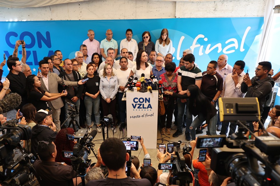 La exdiputada María Corina Machado habla durante una rueda de prensa este martes, en Caracas (Venezuela). EFE/ Miguel Gutiérrez