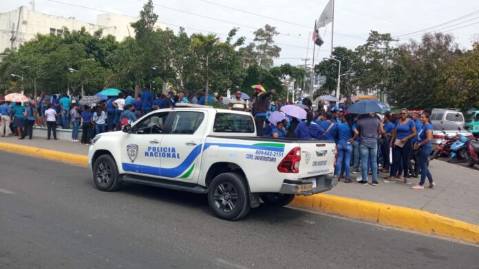 Maestros montan piquete frente al Palacio de Justicia