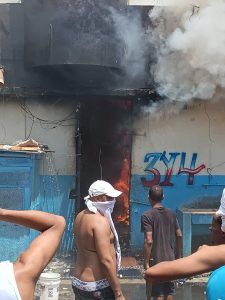 Reportan primer fallecido en incendio en La Victoria