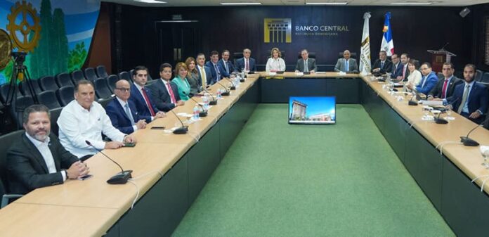 Valdez Albizu asegura economía de RD crecerá entre 5 y 5.5 % este año