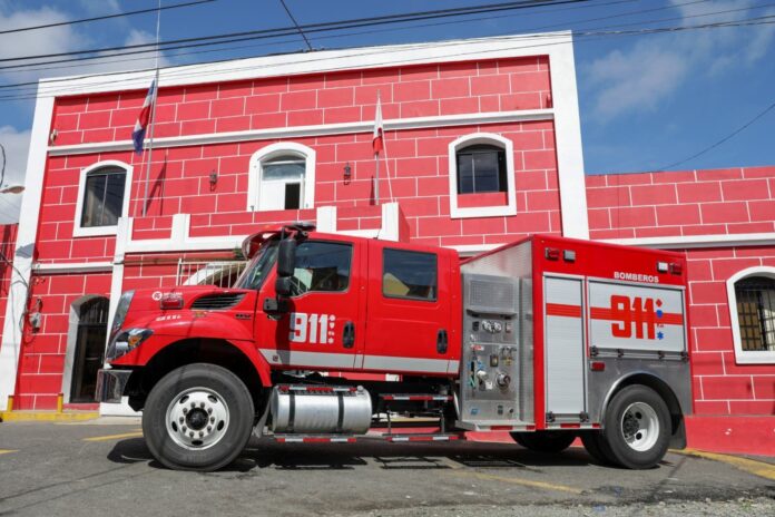 911 entrega segundo camión de última generación al Cuerpo de Bomberos de La Vega