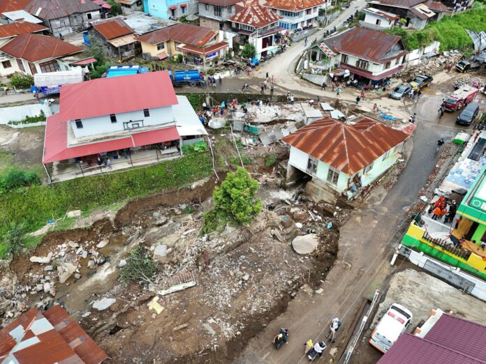 Aumentan a 52 las víctimas mortales por las riadas con lava en Indonesia