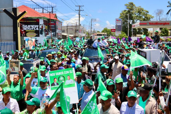 Candidatos arrecian proselitismo; Leonel recorre Montecristi y Dajabón