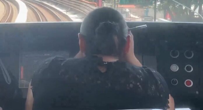 Captan Conductora del Metro en CDMX maquillándose mientras opera el tren