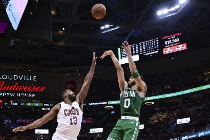 Celtics vencen a los Cavaliers para poner la serie 3-1