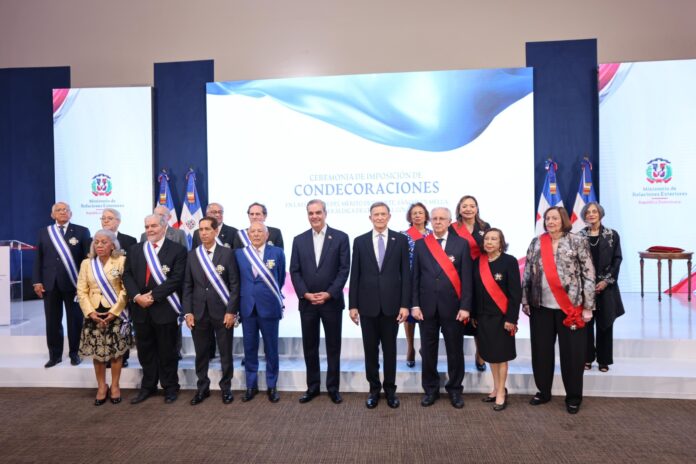 Condecoran 19 embajadores dominicanos por su trayectoria diplomática