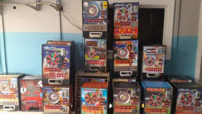 Confiscan tragamonedas en Santiago