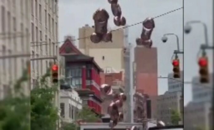 Decenas de globos con forma de pene sobrevuelan la corte donde se juzga a Trump