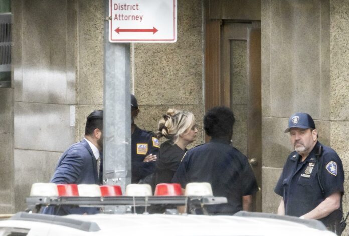 Defensa de Trump pinta a Stormy Daniels como una persona mentirosa y motivada por dinero