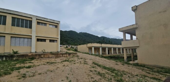 Denuncian falta de aprobaciones de canalizaciones para terminar escuela