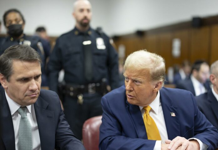 Exabogado gestionó US$420.000 en cheques firmados por Trump para acallar a Daniels