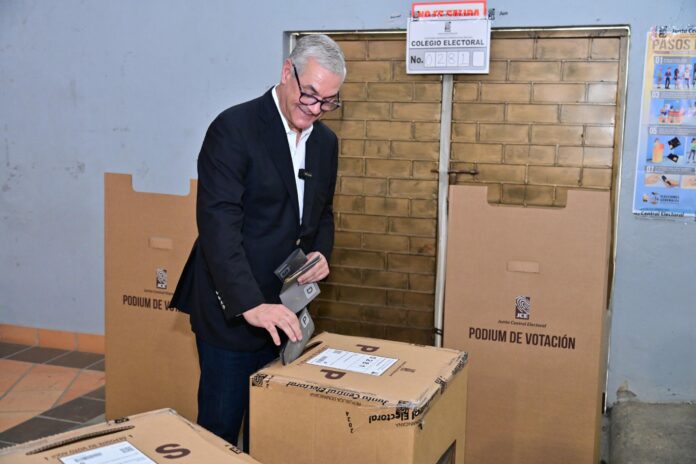 Gonzalo Castillo ejerce voto en el colegio Quisqueya