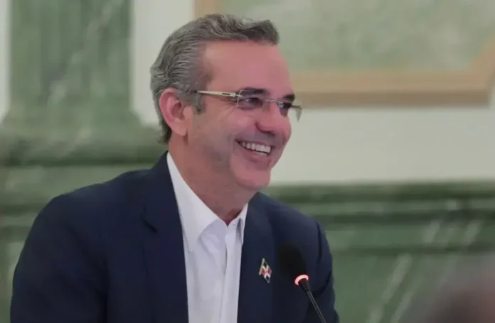 Luis Abinader saldrá del país para asistir a graduación de su hija