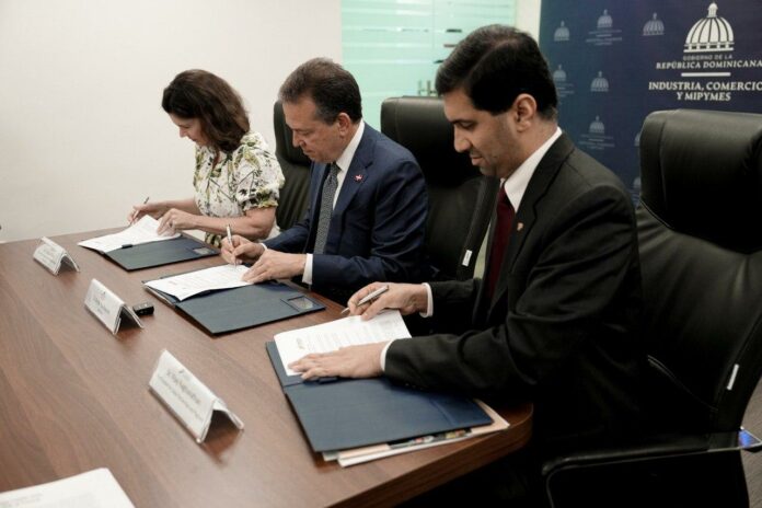 MICM y Universidad de Purdue firman acuerdo para impulsar la industria de semiconductores en RD