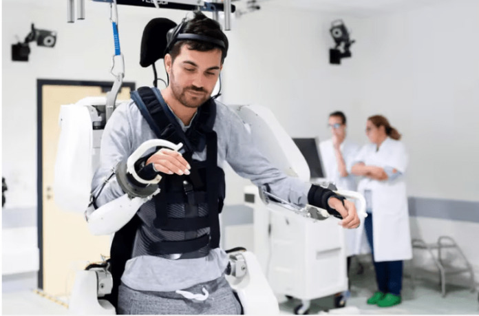 Mejoran la función de manos y brazos con estimulación eléctrica no invasiva de la médula