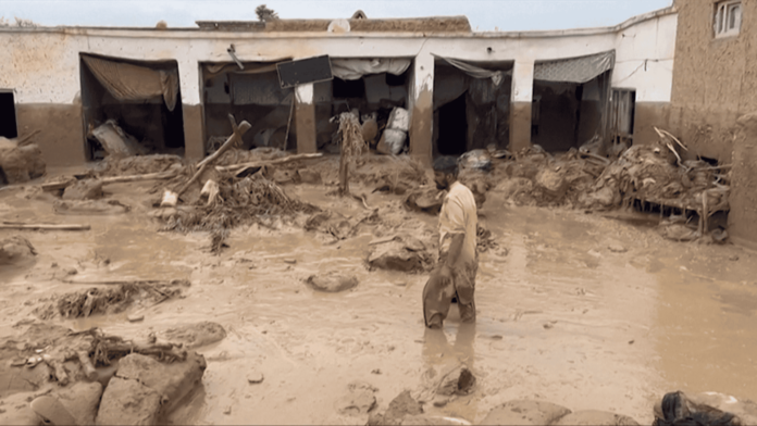 Suben a más de 350 los muertos en inundaciones de Afganistán