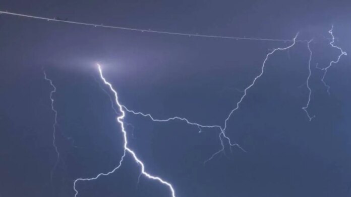 Un rayo cae en una vivienda y mata a tres miembros de una familia