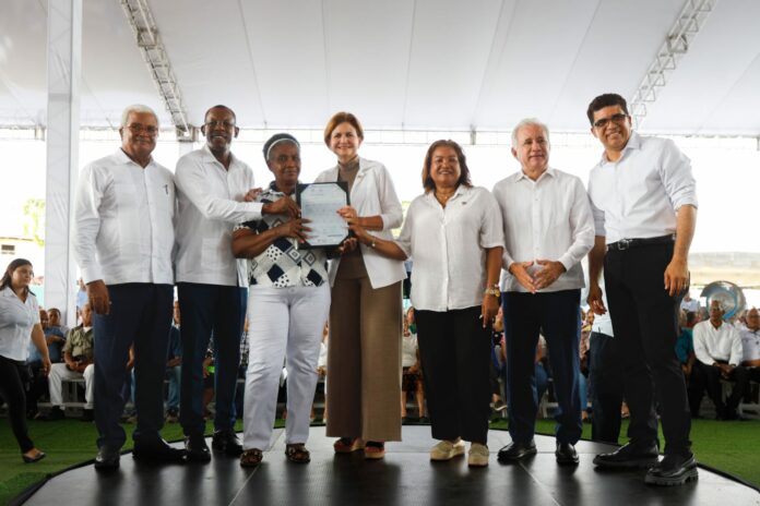Entregan más de 2,000 títulos de propiedad en 15 sectores de SDE