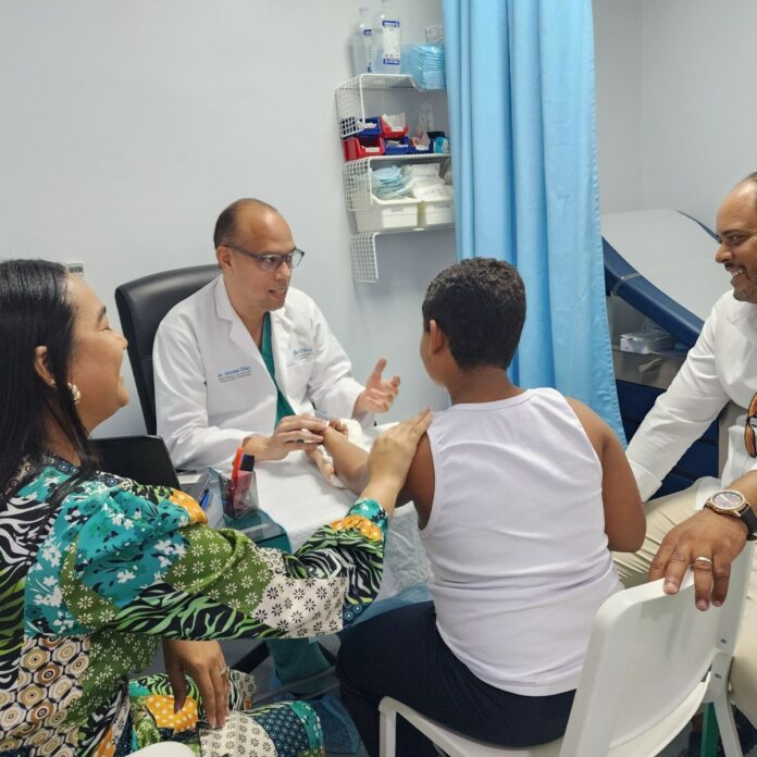 Manoclinic realizan exitoso reimplante de dedo a niño de 8 años