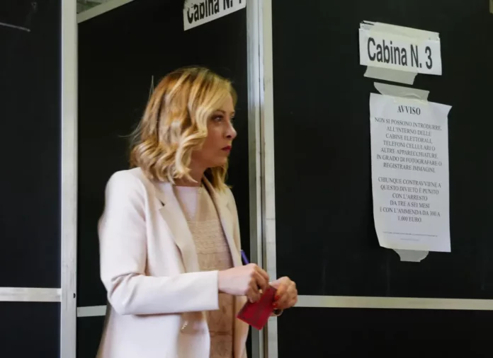 Abren los colegios para votar en las elecciones europeas, municipales y regionales en Italia