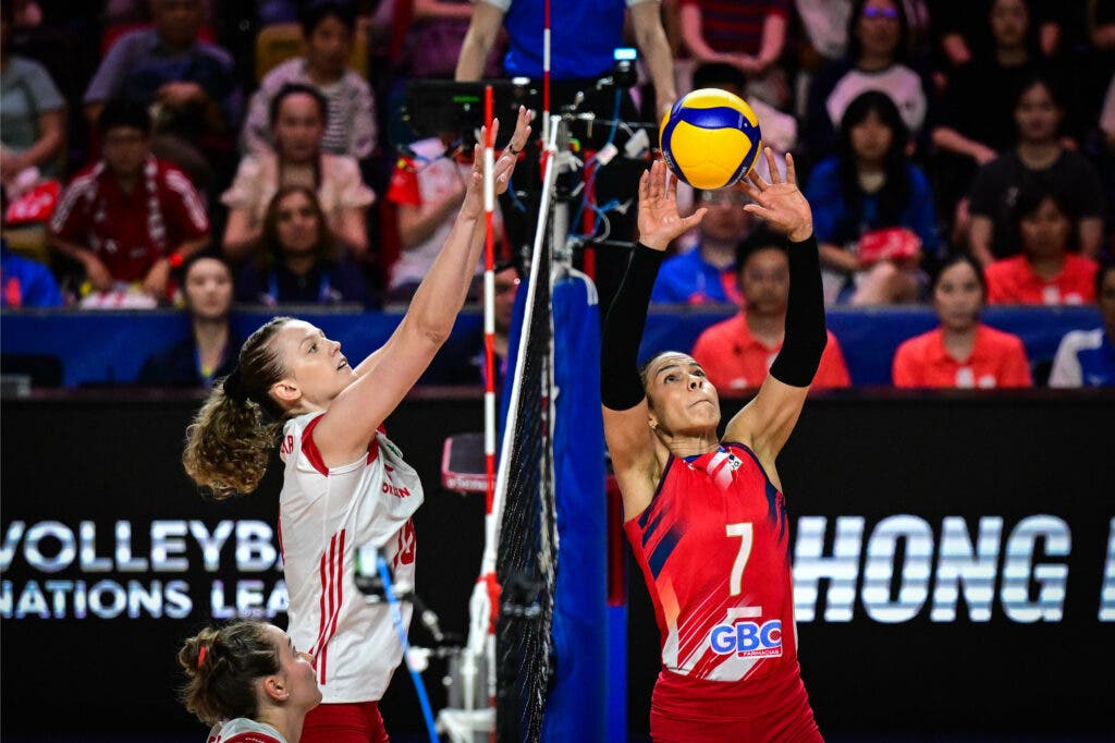 Niverka acomoda ante Polonia